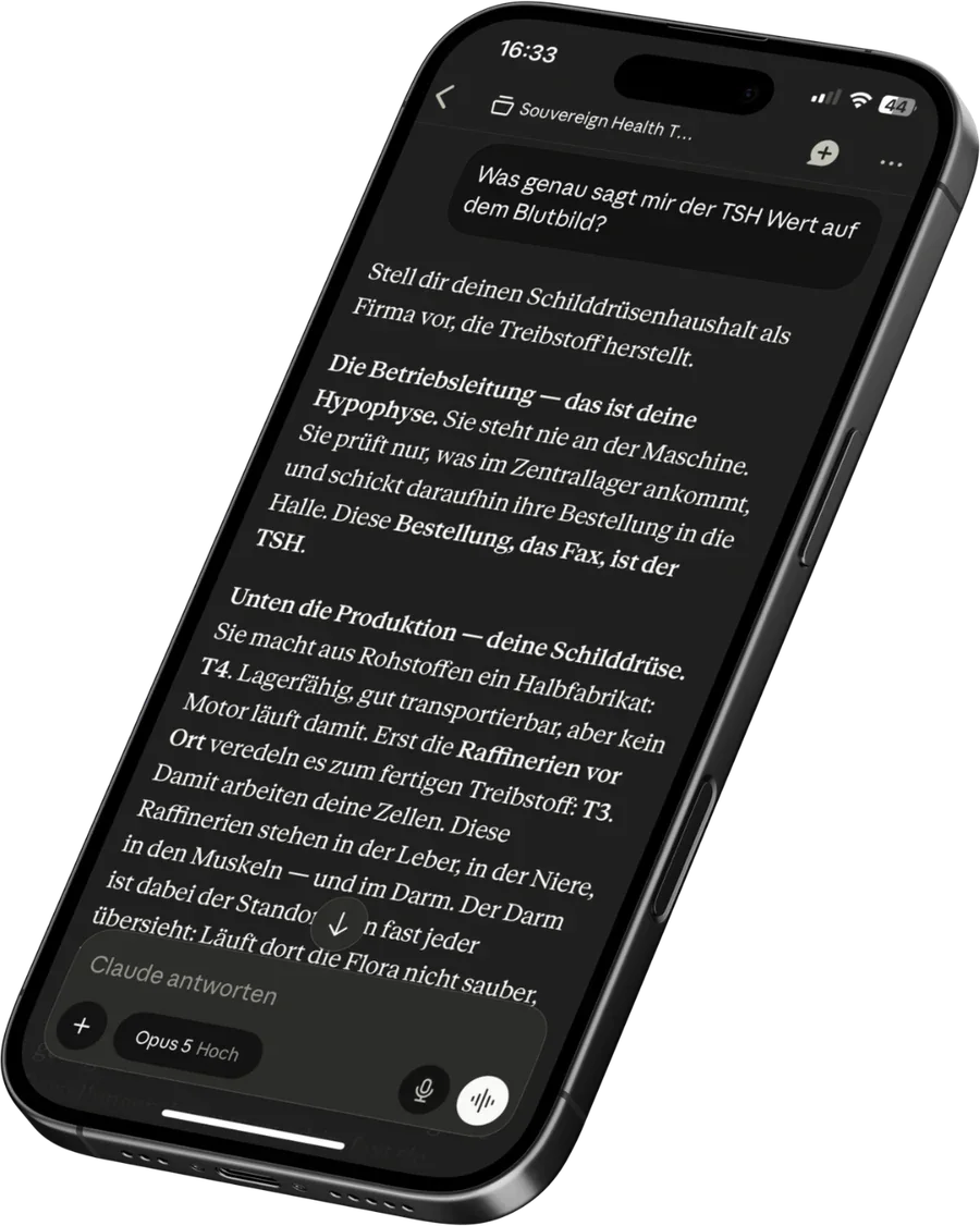Ein iPhone zeigt eine Antwort von Claude mit Sovereign Health: der TSH-Wert, erklärt am Bild einer Firma mit Betriebsleitung, Produktion und Raffinerien.